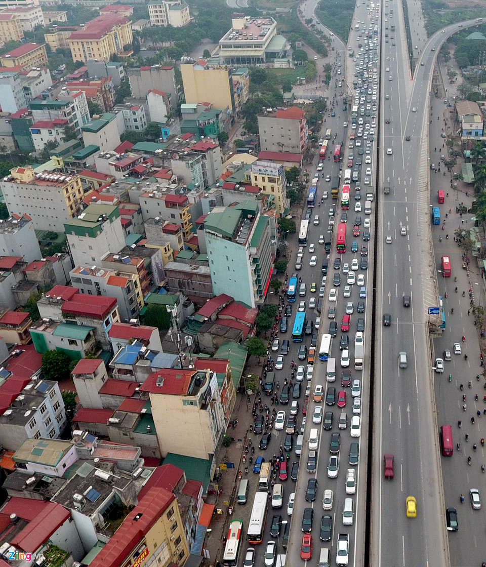 Xe cộ chật vật trở lại thành phố ngày đầu năm mới